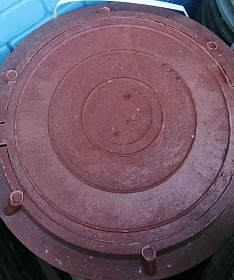 Люк канализационный полимер.песчан., тип "ЛМУ" красный (прочность 3т)