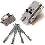 замок Накладной ОХК реечный, 2 прямоугольных ригеля, запирание ключом, 4 ключа